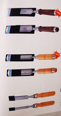 목공용 선반 도구를 돌리는 손 조각물은 반원 나무로 된 끌에서 설정합니다