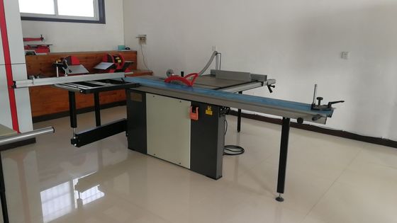 50HZ Cnc 미끄럼 테이블은 조정 가능 속도 Cnc 패널이 기계를 봤던 것을 봤습니다